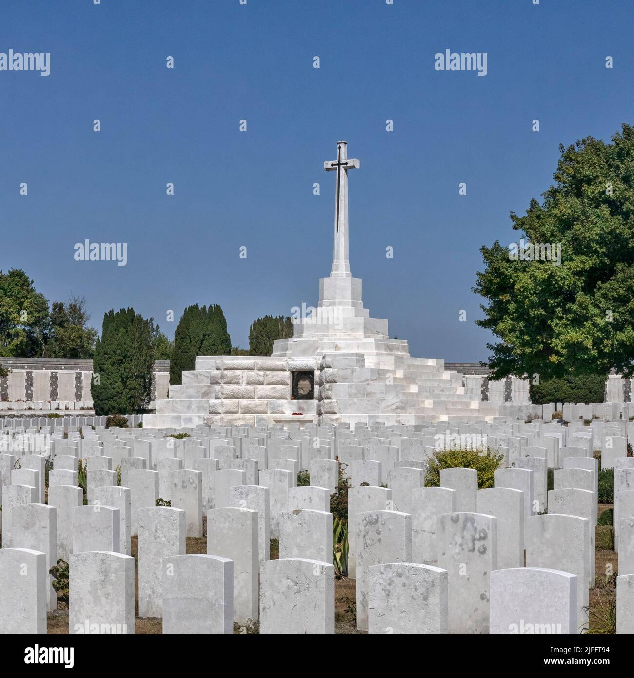 FRIEDHOF TYNE COT, BELGIEN - `10. AUGUST 2022: Blick über Grabsteine zum Gedenkkreuz auf dem Friedhof Stockfoto